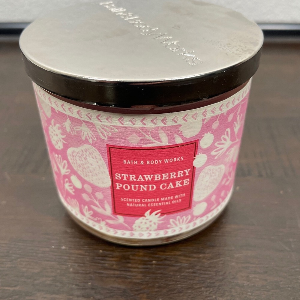 Bath & Body Works Strawberry Pound Cake 3-Wick Scented Candle Pink 14.5oz
